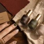 Couleur ongles automne 2025 : brun cacao, vert olive et Jelly