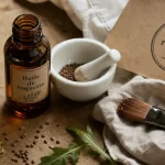 Huile de roquette pour cheveux : fiole et pipette sur table