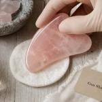 Pierre gwacha pour gua sha visage : geste à 45°