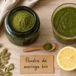 Poudre de moringa bio en pot et smoothie vert