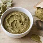 Poudre de sidr pousse cheveux : pâte verte dans un bol