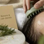 Romarin bienfaits cheveux : cuir chevelu apaisé, huile de romarin et massage doux