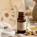 Huiles essentielles camomille romaine, flacon d’huile relaxante sur table en bois