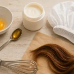 Œuf pour les cheveux : jaune, blanc ou entier sur table en bois
