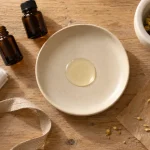 Huiles essentielles hélichryse, huile immortelle sur table en bois